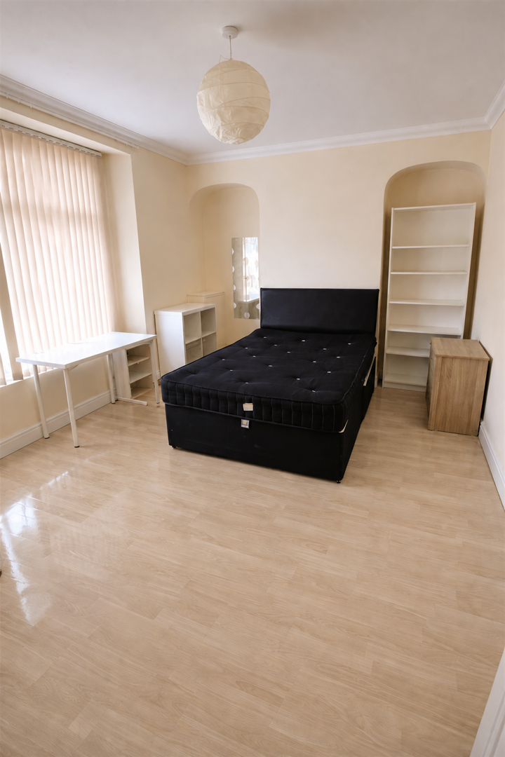 8 bed property in Woodville Road, Cardiff